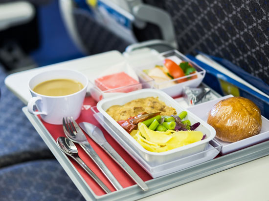 ארוחה במטוס / צילום: א.ס.א.פ קרייטיב  Shutterstock