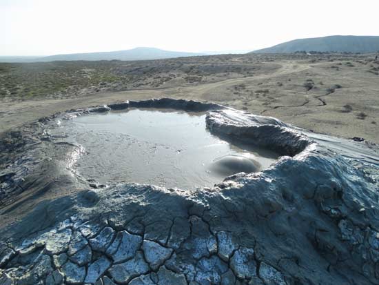 הרי הגעש הבוציים של דאשגיל פולטים גזים / צילום: אינגה מיכאלי