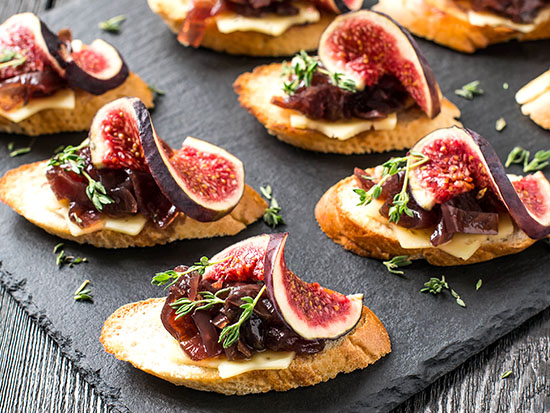אוכל של קיץ. תאנים משתלבות בכריכים, במאפים, בסלטים ועוד / צילום: Shutterstock | א.ס.א.פ קריאייטיב