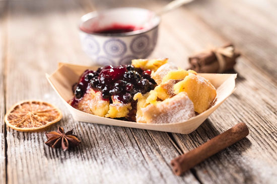 קייזרשמארן קרעי פנקייק עם אבקת סוכר ופירות יער / צילום: Shutterstock | א.ס.א.פ קריאייטיב