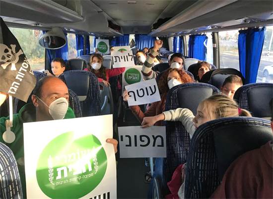 תושבים מאזור חוף הכרמל מתפנים בשל הנישוב / צילום: שומרי הבית, יח"צ תושבים מאזור חוף הכרמל מתפנים בשל הנישוב / צילום: שומרי הבית, יח"צ