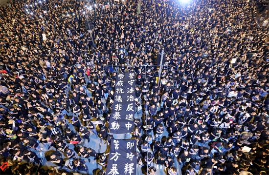 הפגנת ענק נגד מנהיגת הונג קונג / צילום: ATHIT PERAWONGMETHA, רויטרס