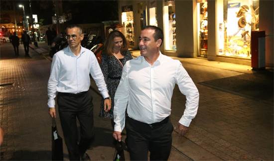 עוה"ד ז׳ק חן ויוסי אשכנזי מגיעים למסיבת יום ההולדת של נתניהו / צילום: אמיר מאירי, גלובס