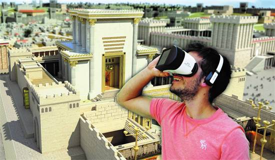 משקפי מציאות מדומה לתייר הסיני/צילום: באדיבות הקרן למורשת הכותל משקפי מציאות מדומה לתייר הסיני/צילום: באדיבות הקרן למורשת הכותל