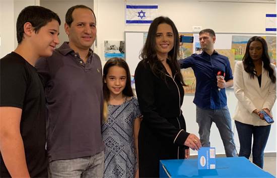 איילת שקד בקלפי / צילום: יח"צ איילת שקד בקלפי / צילום: יח"צ