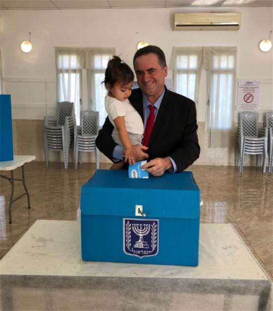 ישראל כ"ץ מצביע / צילום: יח"צ ישראל כ"ץ מצביע / צילום: יח"צ
