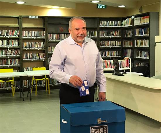אביגדור ליברמן מצביע בבחירות