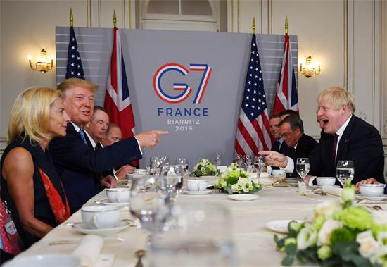 דונלד טראמפ ובוריס ג'ונסון מתבדחים בפסגת G7 / צילום: דילן מרטינז, רויטרס