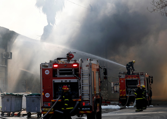 שריפה כתוצאה מפגיעת רקטה במפעל צעצועים בשדרות / צילום: רויטרס