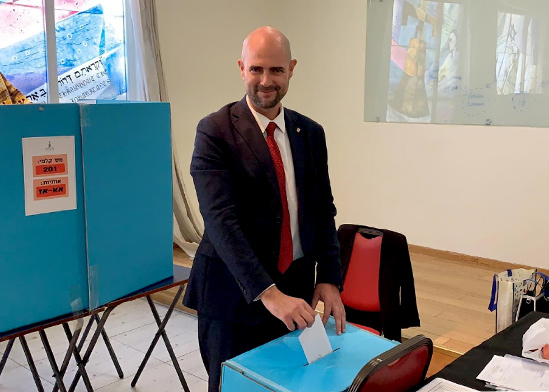 שר המשפטים, עו״ד אמיר אוחנה, מצביע בבחירות לראשות לשכת עורכי הדין בקלפי, בית ציוני אמריקה / צילום: יח"צ שר המשפטים, עו״ד אמיר אוחנה, מצביע בבחירות לראשות לשכת עורכי הדין בקלפי, בית ציוני אמריקה / צילום: יח"צ