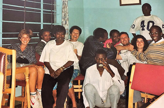 כרמית דותן (שנייה מימין) באפריקה / צילום: אלבום פרטי