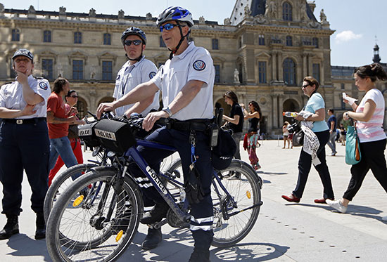 שוטרים על אופניים בפריז / צילום: רויטרס