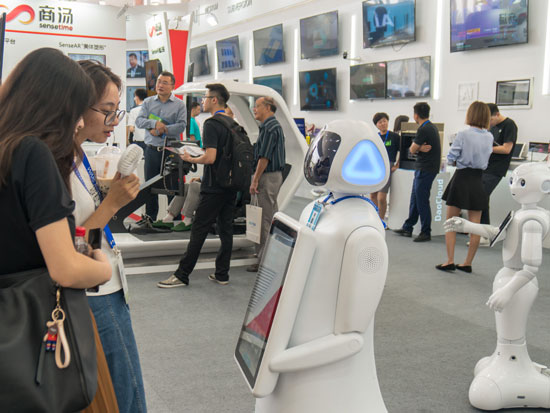 מבקרות בתערוכת בינה מלאכותית בשנחאי / צילום:GettyImages