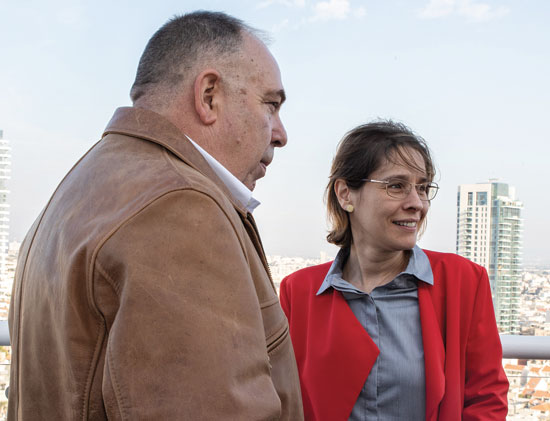 אלונה בר און ודובי אמיתי / צילום: כדיה לוי אלונה בר און ודובי אמיתי / צילום: כדיה לוי