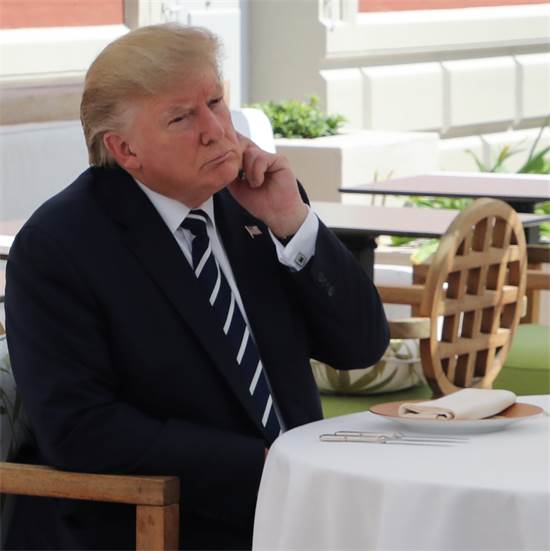 טראמפ ממתין למקרון שמאחר לארוחת הבוקר / צילום: רויטרס