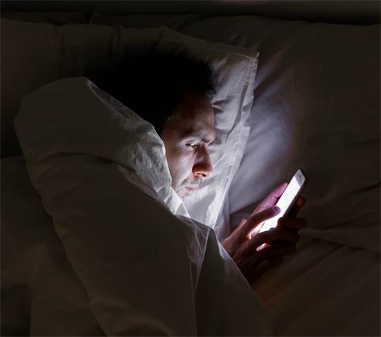 מכורים לנייד. מחקרים מצאו קשר בין שימוש בסמארטפונים לבין מחסור בשינה / צילום: shutterstock, שאטרסטוק