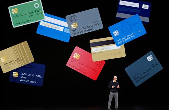 מנכ"ל אפל טים קוק בהשקת כרטיסי האשראי של אפל / REUTERS/Stephen Lam