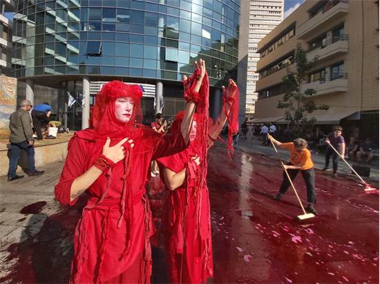 מייצג מחאה של תנועת המרד בהכחדה והבריגדה האדומה ליד מתחם בורסת ת"א / צילום: איילה טולקין ודורי הופמן, המרד בהכחדה, יח"צ מייצג מחאה של תנועת המרד בהכחדה והבריגדה האדומה ליד מתחם בורסת ת"א / צילום: איילה טולקין ודורי הופמן, המרד בהכחדה, יח"צ