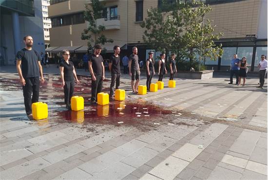 מייצג מחאה של תנועת המרד בהכחדה ליד מתחם בורסת ת"א / צילום: איילה טולקין ודורי הופמן, המרד בהכחדה, יח"צ מייצג מחאה של תנועת המרד בהכחדה ליד מתחם בורסת ת"א / צילום: איילה טולקין ודורי הופמן, המרד בהכחדה, יח"צ