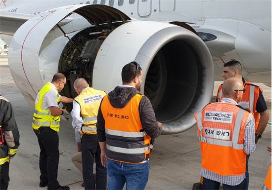 בדיקת מטוס אל על לאחר נחיתת החירום / צילום: דוברות רשות שדות התעופה