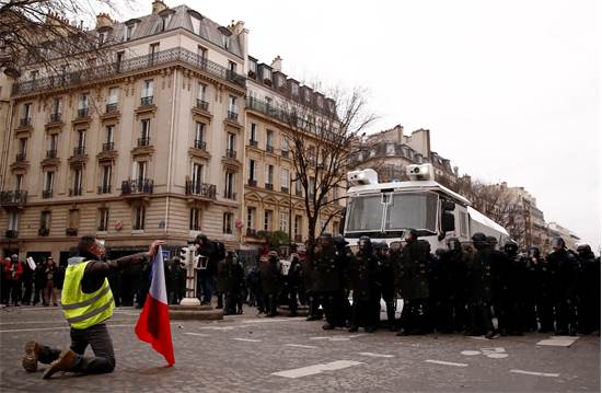 מחאת האפודים הזוהרים בצרפת / צילום: REUTERS/Christian Hartmann