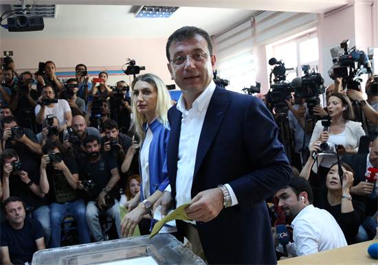 אקרם איממוגלו מצביע בבחירות החוזרות לראשות איסטנבול  / צילום: Cansu Alkaya, רויטרס