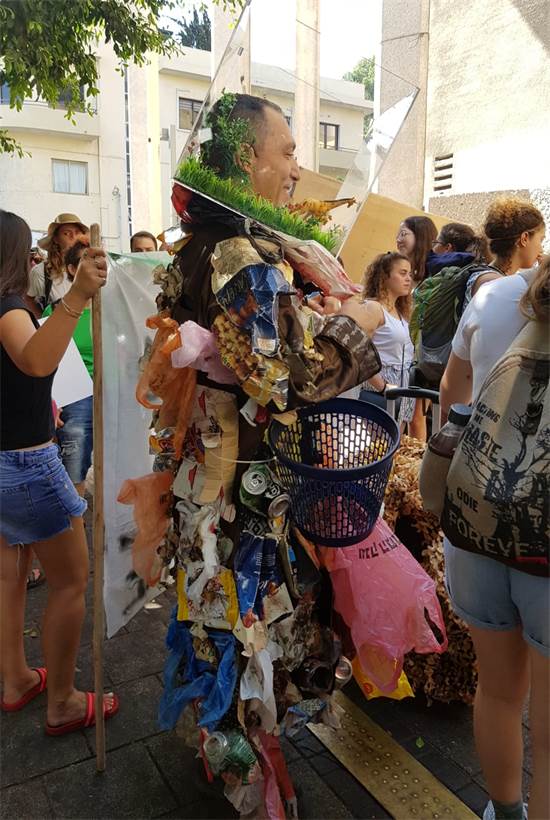 מפגין בצעדה למען התמודדות עם משבר האקלים בת"א ב-27 בספטמבר / צילום: מגמה ירוקה, יח"צ מפגין בצעדה למען התמודדות עם משבר האקלים בת"א ב-27 בספטמבר / צילום: מגמה ירוקה, יח"צ