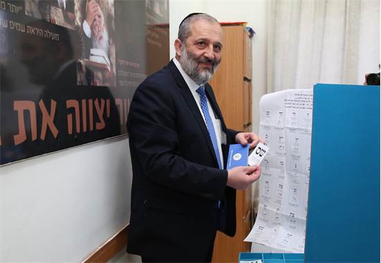 אריה דרעי מצביע בבחירות / צילום: יעקב כהן 