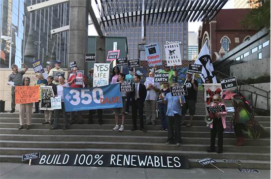 הפגנה נגד אקסון מחוץ לאסיפת בעלי המניות של החברה / צילום: Ernest Scheyder