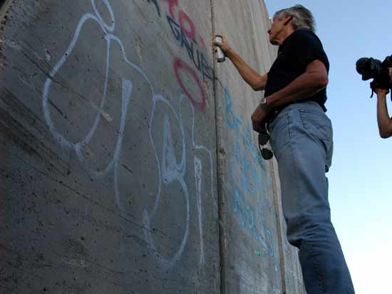 רוג'ר ווטרס מרסס על חומת ההפרדה.  / צילום: רויטרס - Runway Manhattan