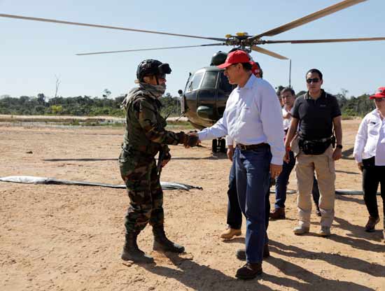 נשיא פרו מרטין ויסקרה מבקר במכרה לא חוקי במדינה/ צילום: רויטרס GUADALUPE PARDO