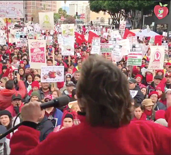 ויינגרטן נואמת מול המפגינים בהפגנות המורים/ צילום:  עמוד טוויטר של United Teachers Los Angeles