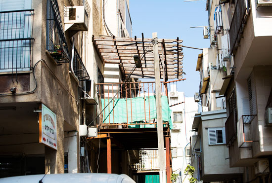 מרפסת סגורה מאולתרת, בני ברק / צילום: שלומי יוסף
