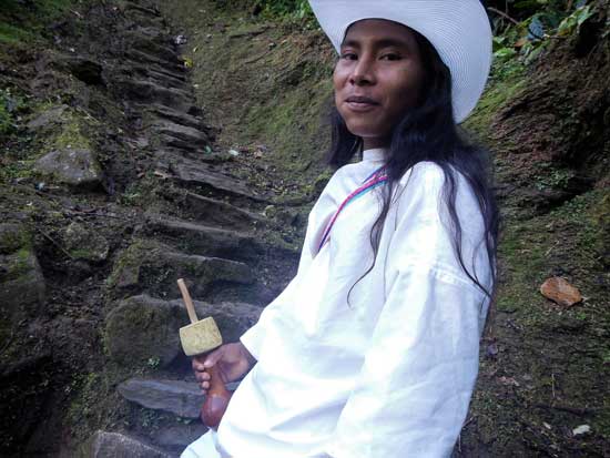 חואן  לועס עלי קוקה ומחזיק בפופורו שלו, האופייני לגברי השבט /צילום: גליה גוטמן