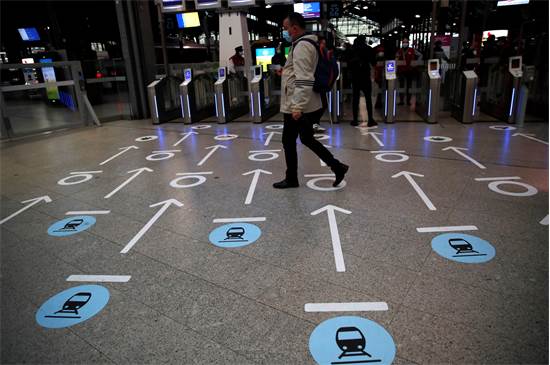 סימונים לשמירה על מרחק בין נוסעים על רצפת תחנת רכבת בפריז  / צילום: Francois Mori, AP