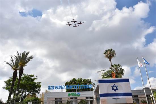 המטס חולף מעל המרכז לבריאות הנפש גהה / צילום: דוברות משרד הבריאות, יח"צ המטס חולף מעל המרכז לבריאות הנפש גהה / צילום: דוברות משרד הבריאות, יח"צ
