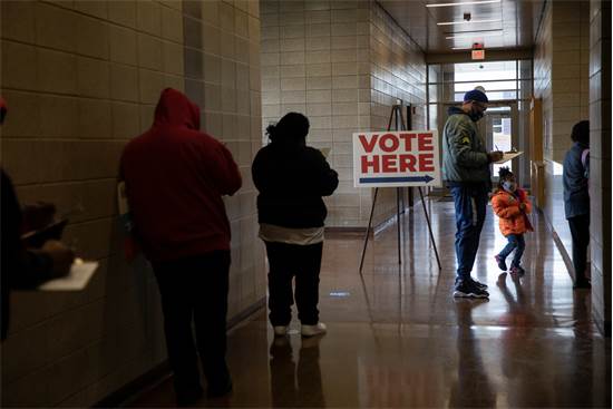אזרחים מצביעים בהצבעה המוקדמת בדטריוט, מישיגן / צילום: Emily Elconin, רויטרס