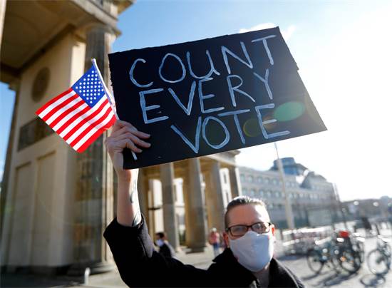 מפגינים אחרי הבחירות בארה"ב. "לספור כל קול" / צילום: Fabrizio Bensch, רויטרס