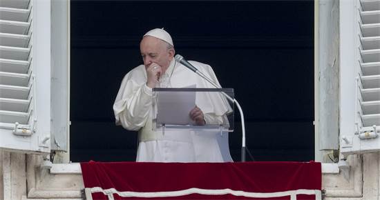 האפיפיור משתעל / צילום: Andrew Medichini, AP