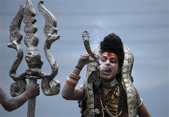 הודי מאמין מחופש לאל ההינדי "שיווה" / צילום: Channi Anand, AP