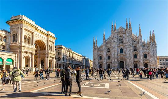 תיירים בכיכר הדואומו במילאנו ב-5 בפברואר 2020. זינוק בהיקף הנדבקים בקורונה באזור החל כשבועיים אחרי / צילום: שאטרסטוק