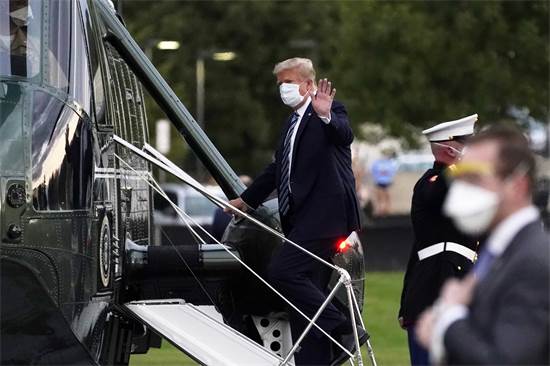 נשיא ארה"ב דונלד טראמפ  עולה על המסוק הנשיאותי לאחר שהשתחרר מבית החולים וולטר ריד  / צילום: AP