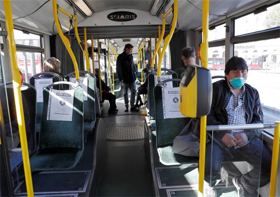 נוסעים באוטובוס ברומא נדרשים לשמור על מרחק זה מזה  / צילום: Remo Casilli, רויטרס