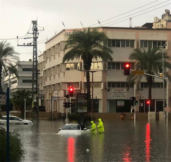 הצפות בנס ציונה / צילום: תיעוד כבאות והצלה, יח"צ הצפות בנס ציונה / צילום: תיעוד כבאות והצלה, יח"צ