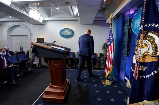 דונלד טראמפ עוזב את מסיבת העיתונאים בה התלונן על גניבת בחירות / צילום: Evan Vucci, AP