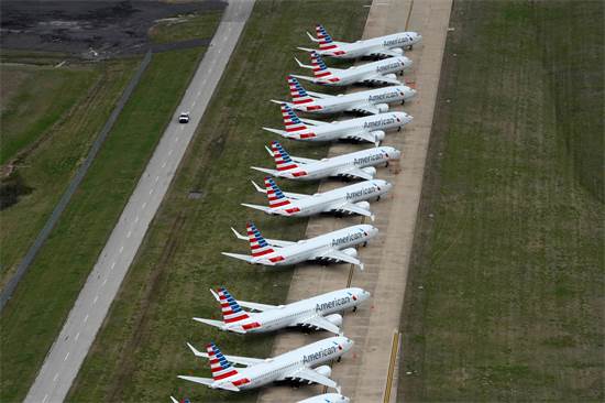 מטוסים של אמריקן איירליינס שחונים בשדה תעופה בארה"ב בשל הקורונה בחודש מרץ / צילום: Nick Oxford, AP
