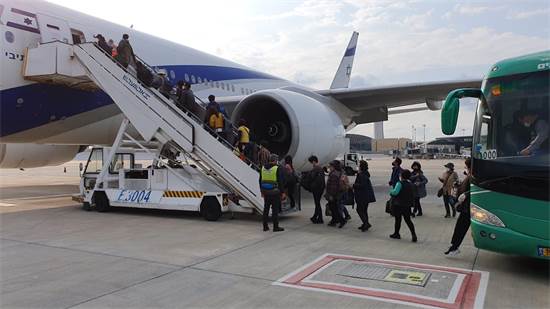 התיירים מדרום קוריאה ששהו בישראל בדרך חזרה הביתה / צילום: דוברות רשות שדות התעופה