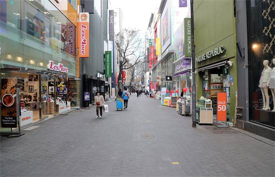 רובע הקניות מיונגדונג בדרום קוריאה ב-3 במרץ 2020 / צילום: Yonhap News Agency / via Latin America News Agency, רויטרס