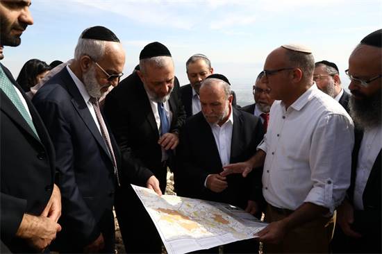 אריה דרעי בסיור בבקעת הירדן / צילום: יעקב כהן, יח"צ אריה דרעי בסיור בבקעת הירדן / צילום: יעקב כהן, יח"צ