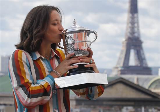 איגה שוויונטק עם גביע אליפות צרפת הפתוחה / צילום: Christophe Ena, AP